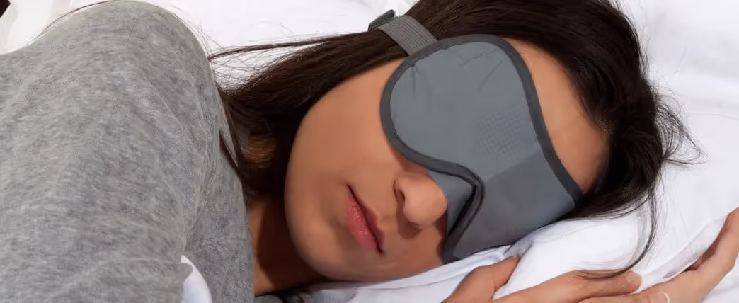 Mujer con antifaz en sueño profundo